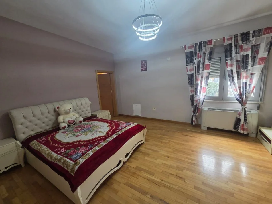 Tirane, jepet me qera apartament duplex 2+1 , 240 m² 1.000 € (Rruga Jordan Misja)