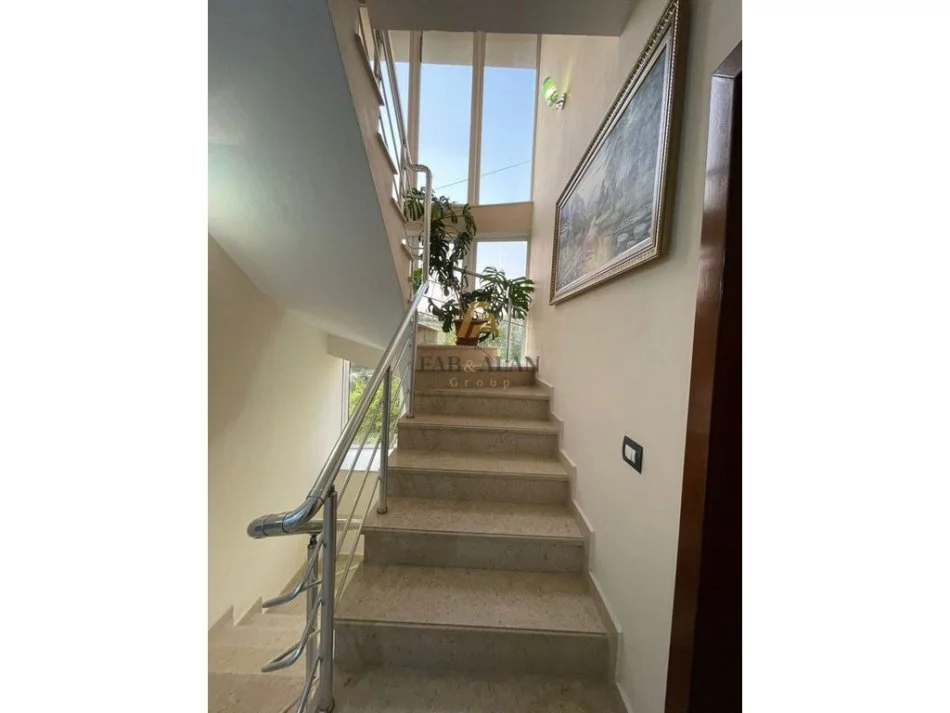 Tirane, shitet Vile 3 Katshe + TOKE, 360 m² + 7200 m² , 1.500.000 € (Sauk i Ri)