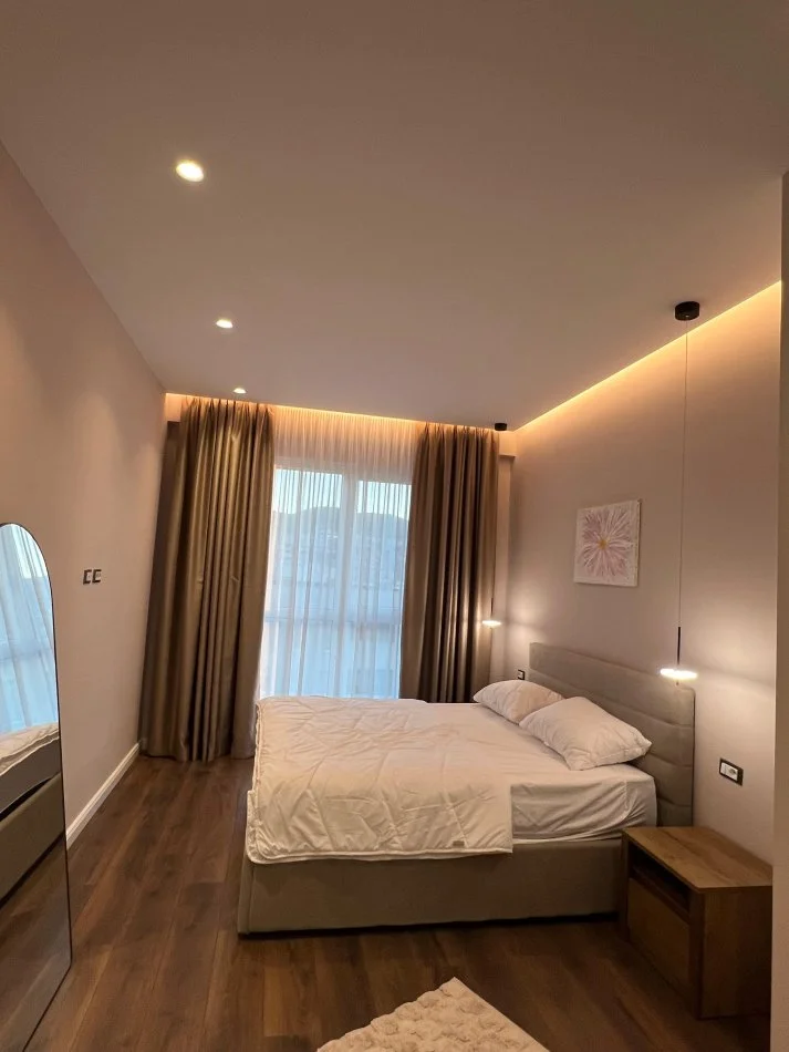 Tirane, jepet me qera apartament 2+1+Ballkon Kati 7, 105 m² 1.100 € (Komuna e Parisit)