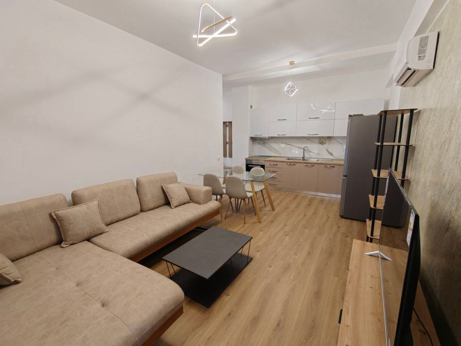 Tirane, jepet me qera apartament 1+1+Ballkon Kati 1, 60 m² 450 € (Fresku)