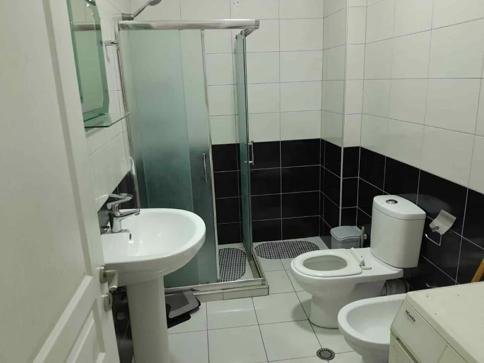 Tirane, jepet me qera apartament 2+1+Ballkon Kati 4, 95 m² 450 € (GOLDEN PARK AMERIKAN 3)