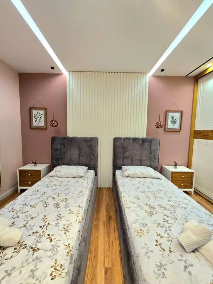 Tirane, jepet me qera apartament 2+1+Ballkon Kati 3, 96 m² 700€ (Rruga e Dibraneve Liqeni i Thate)