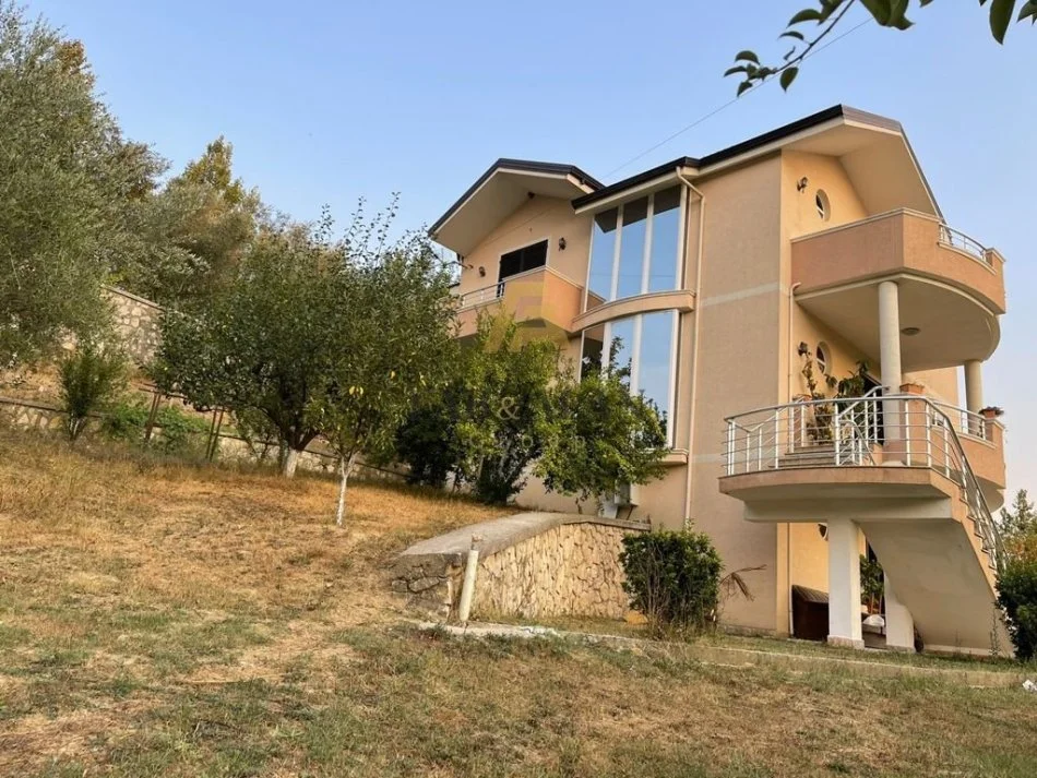 Tirane, shitet Vile 3 Katshe + TOKE, 360 m² + 7200 m² , 1.500.000 € (Sauk i Ri)