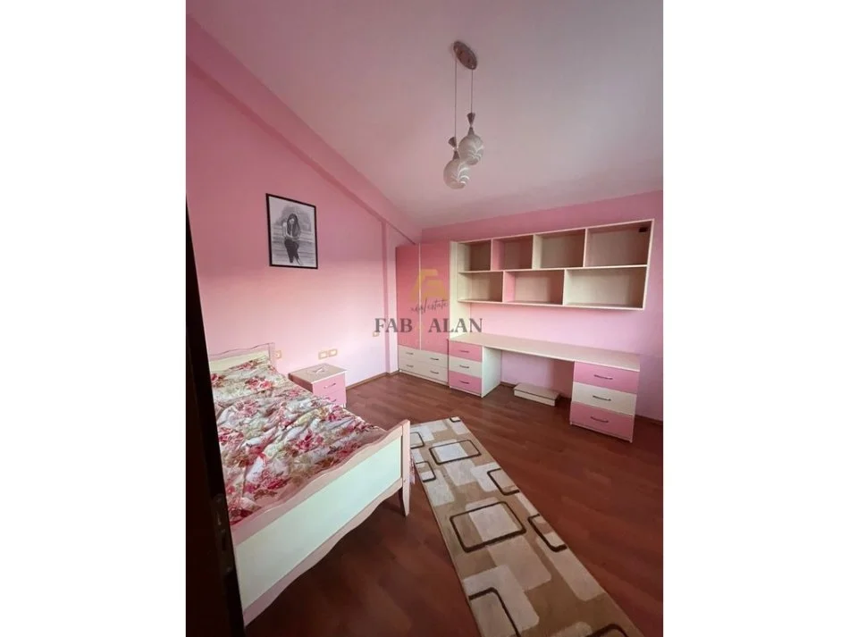 Tirane, shitet Vile 3 Katshe + TOKE, 360 m² + 7200 m² , 1.500.000 € (Sauk i Ri)