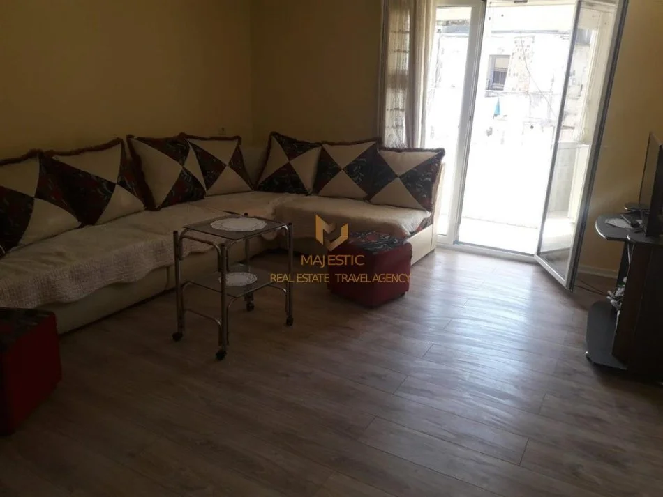 Tirane, jepet me qera apartament 2+1+Ballkon Kati 5, 80 m² 450 € (rruga asim vokshi)