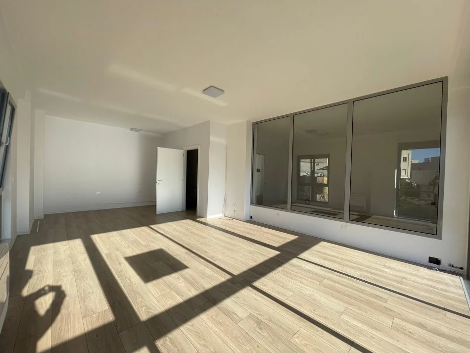 Tirane, jepet me qera ambjent biznesi Kati 2, 138 m² 2.500 € (Rruga Kavajes shume prane Qendres)