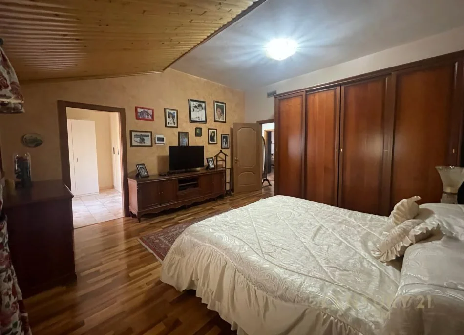 Tirane, jepet me qera Vile 3+1 Kati 3, 109 m² 2.500 € (Ali Demi)