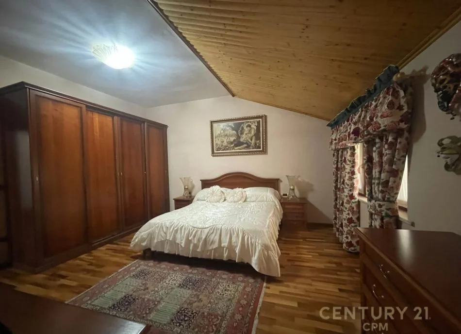 Tirane, jepet me qera Vile 3+1 Kati 3, 109 m² 2.500 € (Ali Demi)