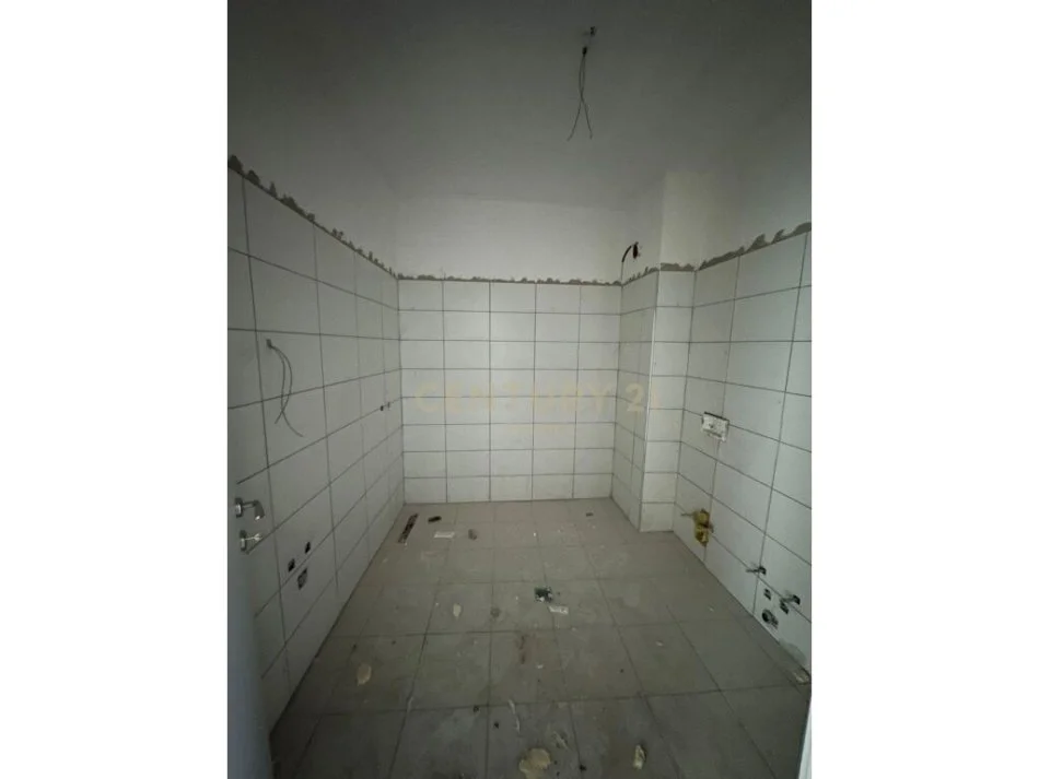 SHITET APARTAMENT 2+1/ 108 m2 NE HYRJEN E DURRËSIT, PRANË UJËSJELLËSIT (UKD)!