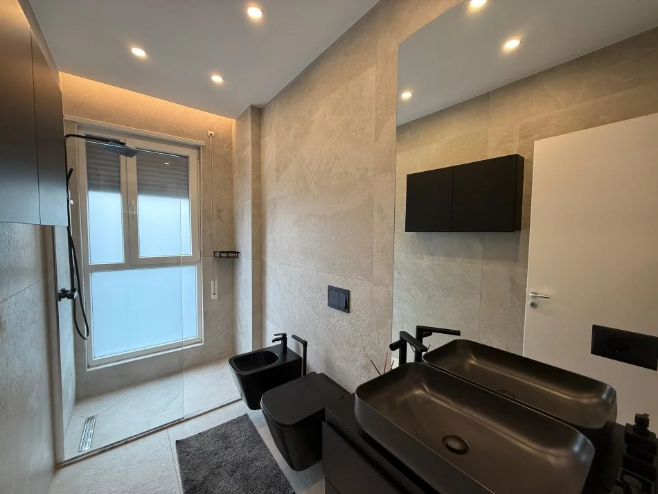 Tirane, jepet me qera apartament 3+1+Aneks+Ballkon Kati 8, 131 m² 1.450 € (Don Bosko)