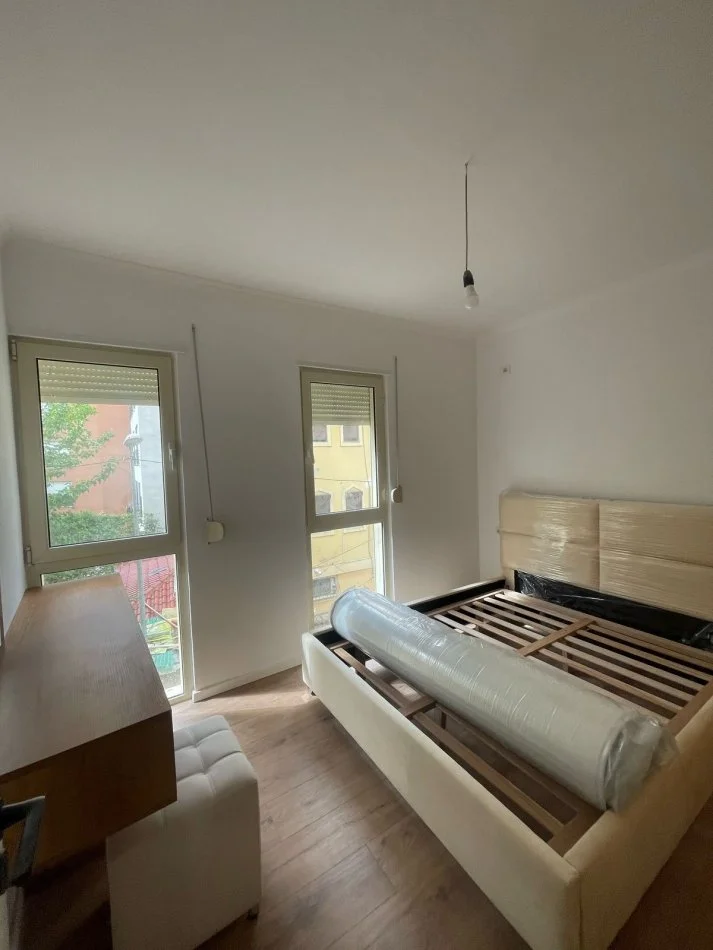 Tirane, jepet me qera apartament 1+1 Kati 2, 50 m² 600 € (Rr Mine Peza)