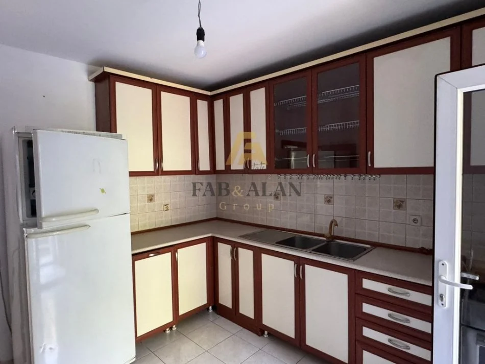 Tirane, jepet me qera apartament 2+1 Kati 0, 600 € (Laprake)