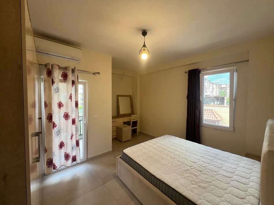 Tirane, jepet me qera apartament 1+1+Ballkon Kati 2, 60 m² 450 € (QSUT)