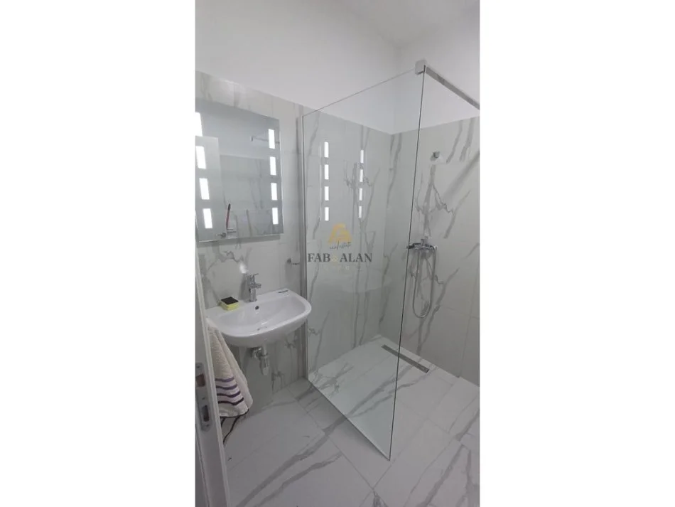 Tirane, jepet me qera apartament 2+1 Kati 3, 102 m² 700 € (Ish Venue)