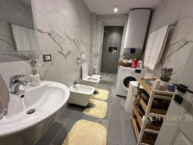 Tirane, jepet me qera apartament 2+1 Kati 1, 84 m² 650 Euro