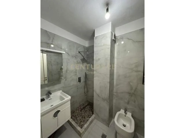 Tirane, jepet me qera apartament 2+1+BLK 100 m² 800 Euro