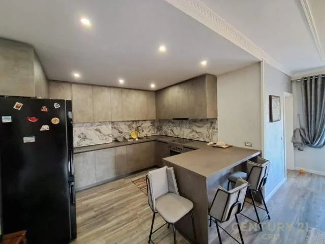 Tirane, jepet me qera apartament 110 m² 800 Euro (mine peza)