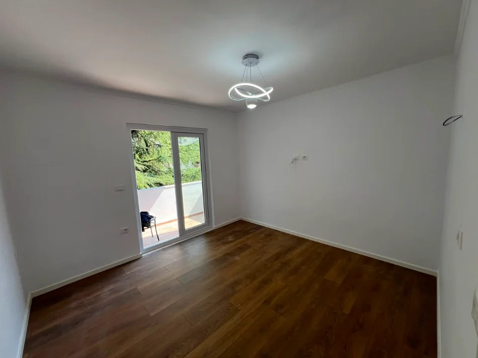 Tirane, shitet apartament 1+1+Ballkon Kati 4, 118.000 € (Xhenfize keko)