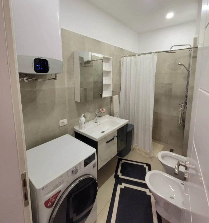Tirane, jepet me qera apartament 2+1 Kati 5, 111 m² 800 € 