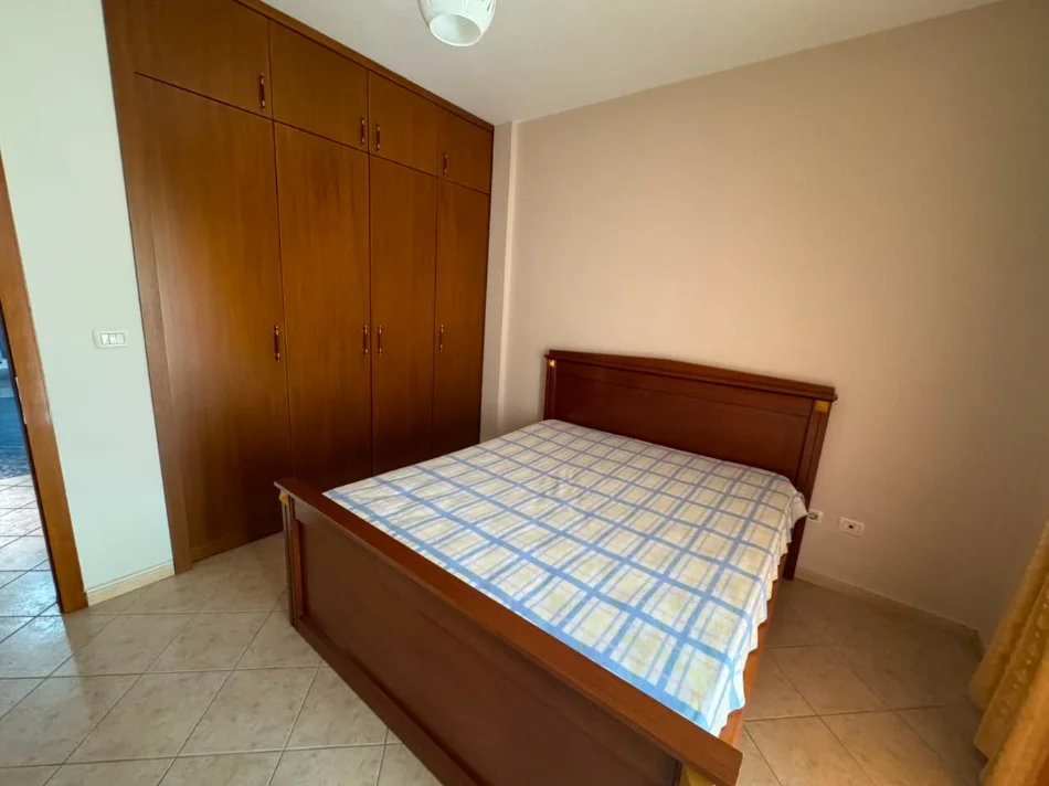 Tirane, jepet me qera apartament 1+1+Aneks+Ballkon Kati 1, 400 € (Yzberisht)