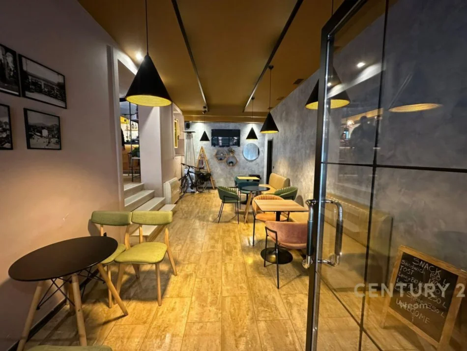 Tirane, shitet ambjent biznesi Kati 0, 180 m² 600.000 € (Xhamlliku)