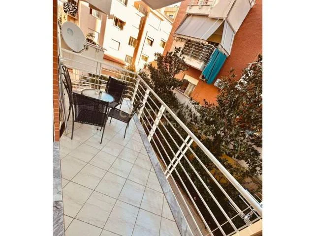 Tirane, jepet me qera apartament 1+1+BLK 55 m² 550 Euro