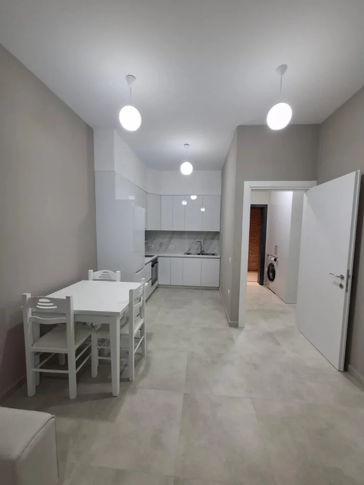 Tirane, jepet me qera apartament 1+1+Ballkon Kati 6, 65 m² 600 € (Rruga bedri karapici)