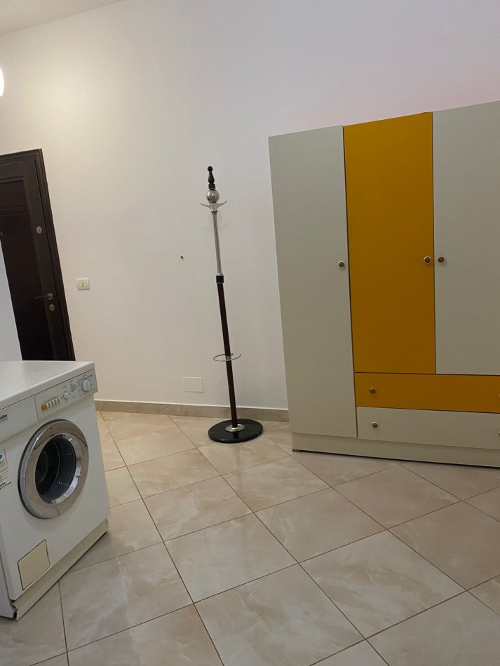 Tirane, jepet me qera shtepi 1+1+Ballkon Kati 3, 70 m² 400 € (rruga Anton Mazreku)