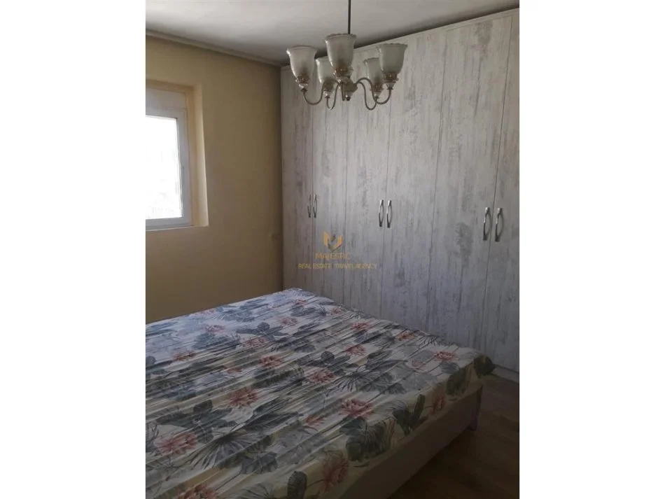Tirane, jepet me qera apartament 2+1+Ballkon Kati 5, 80 m² 450 € (rruga asim vokshi)