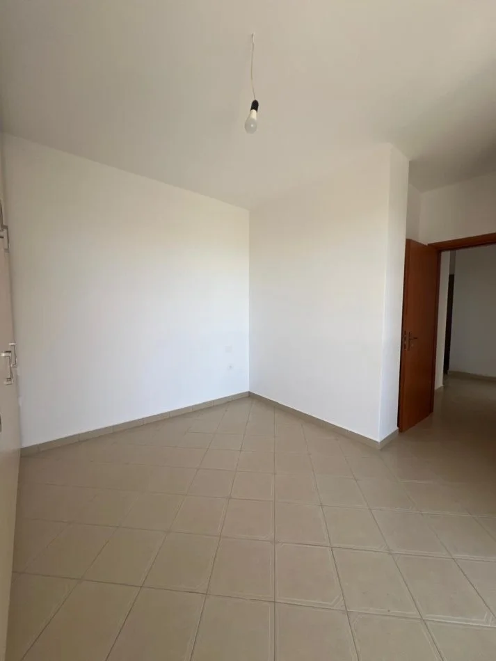 Tirane, shitet apartament 1+1+Ballkon Kati 4, 64 m² 84.000 € (Restorant Fresku, tek Sparkly Paws)