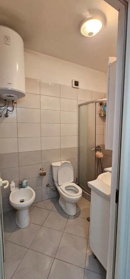 Tirane, jepet me qera 2+1+Ballkon Kati 6, 80 m² 600 € (Rruga Teodor Keko)