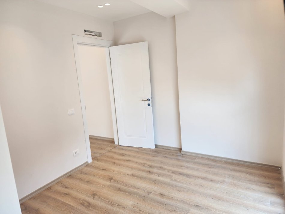 Tirane, jepet me qera apartament 2+1 Kati 6, 92 m² 500 € 