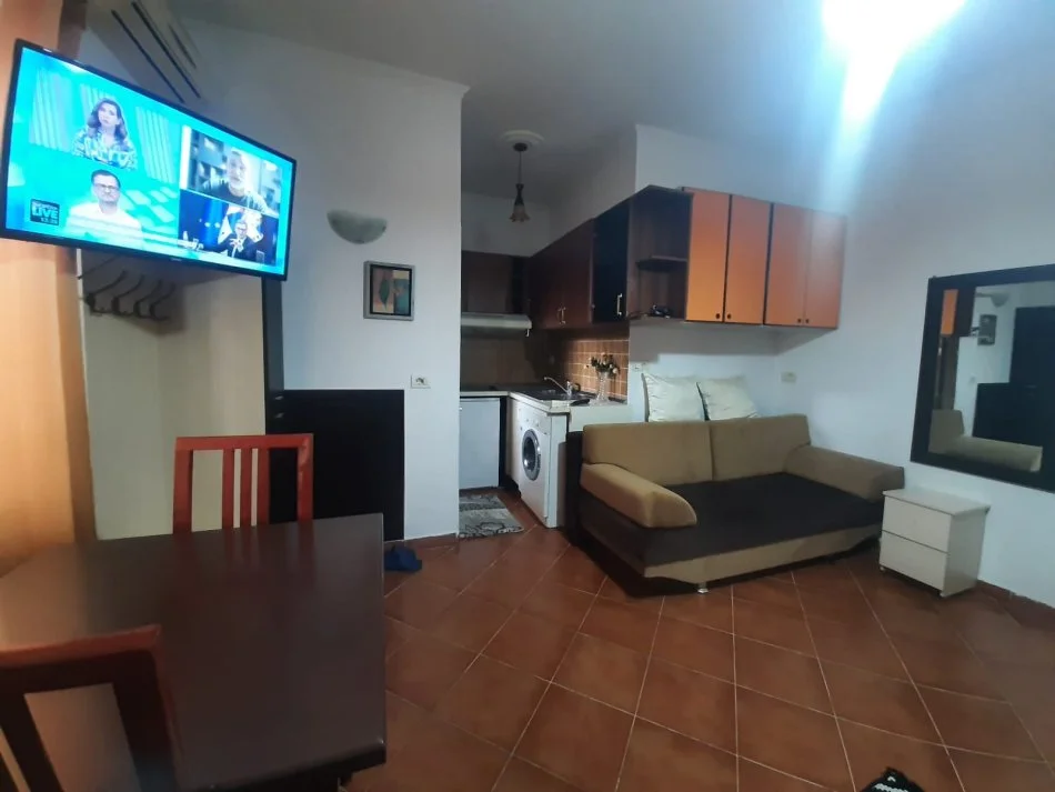 Tirane, jepet me qera apartament 1+1 Kati 1, 30 m² 360 € (Stacioni i Trenit (VR007))
