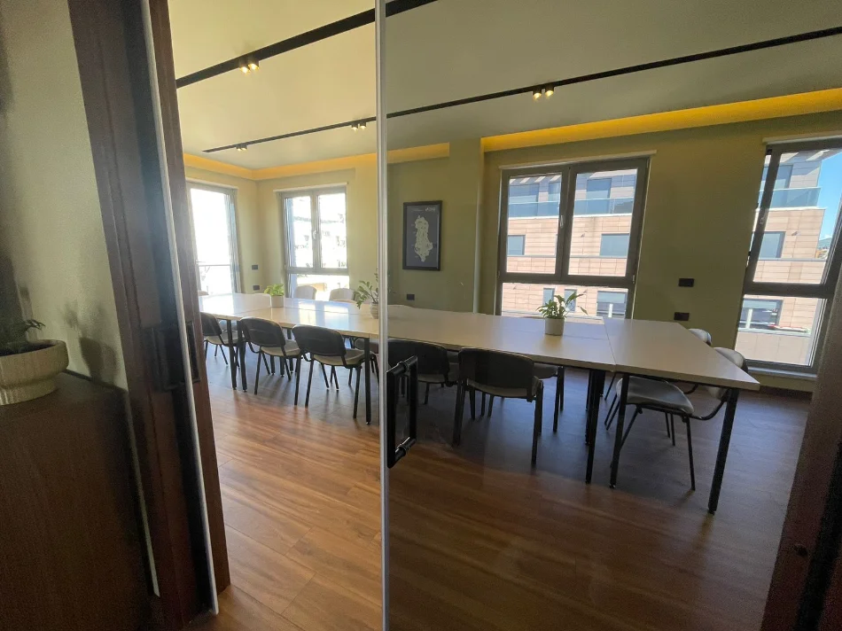 Tirane, jepet me qera zyre Kati 7, 120 m² 1.800 € (rruga e kavajes)