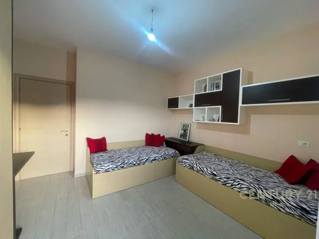 Tirane, jepet me qera apartament 2+1+BLK Kati 4, 95 m² 650 Euro (Liqeni i Thate)