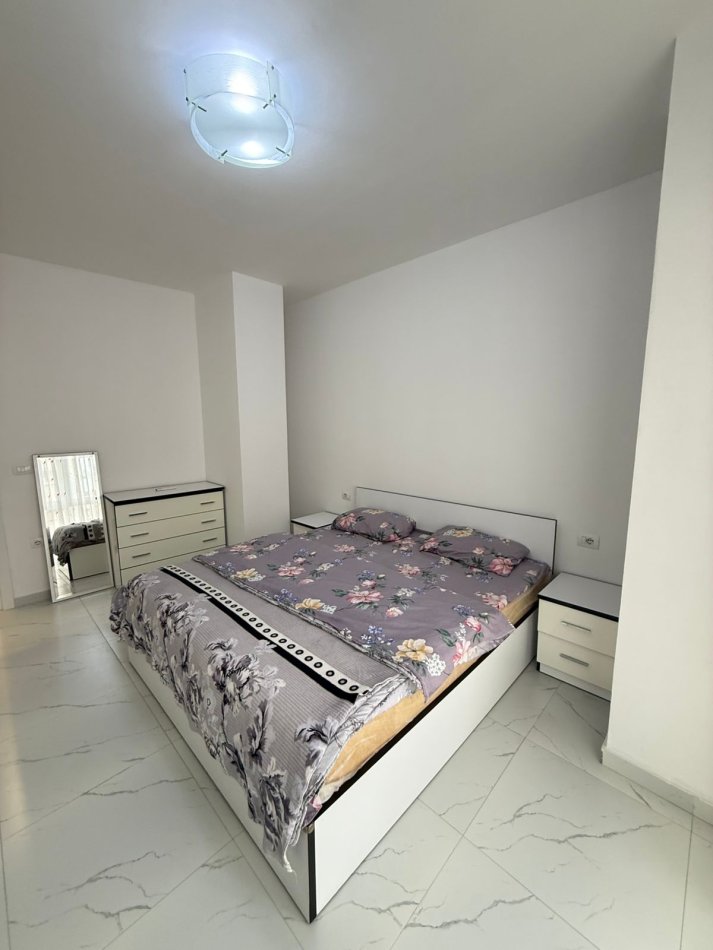 Tirane, jepet me qera apartament 1+1+Ballkon Kati 1, 65 m² 700 € (Zogu i Zi)