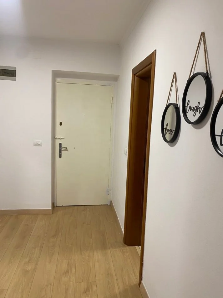 Tirane, jepet me qera apartament 1+1+Ballkon Kati 2, 65 m² 600 € (Rruga Myslym Shyri)