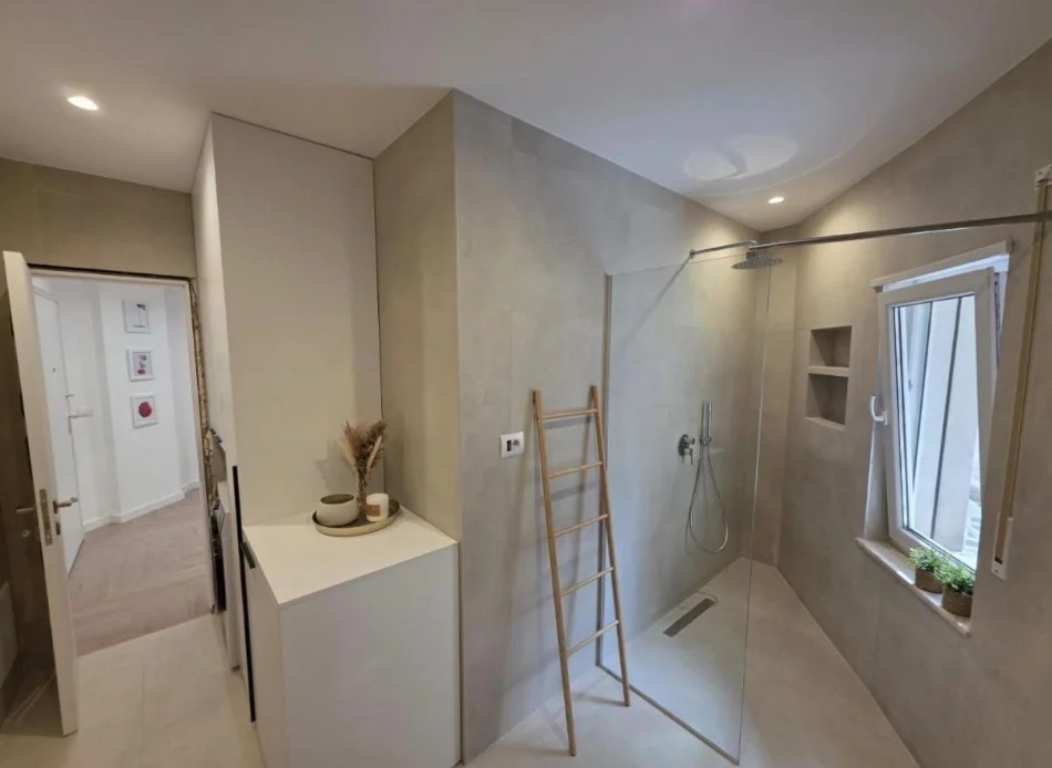 Tirane, jepet me qera apartament 1+1/ post parkimi Kati 0, 65 m² 800 € (Rezidenca Kodra e Diellit 1)