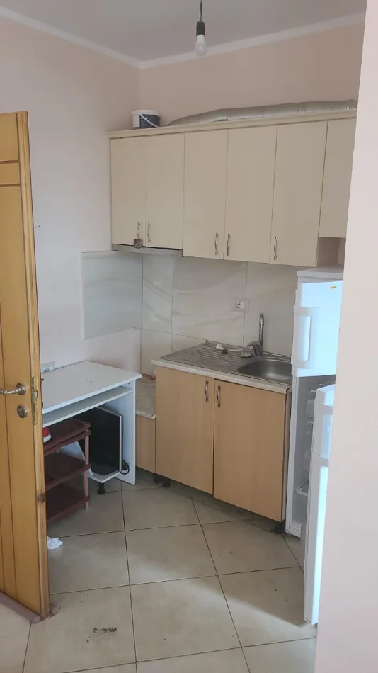 Tirane, jepet me qera garsonier Kati 3, 25 m² 200 € (Rruga Kristaq capo)