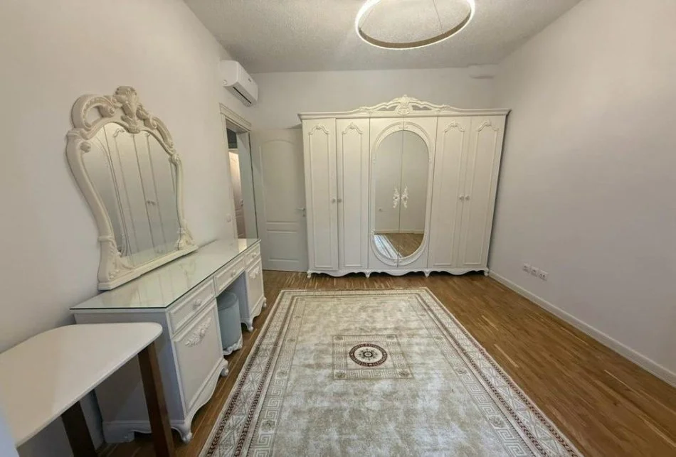 Tirane, jepet me qera Vile 3+1 Kati 1, 240 m² 2.100 € (TEG)