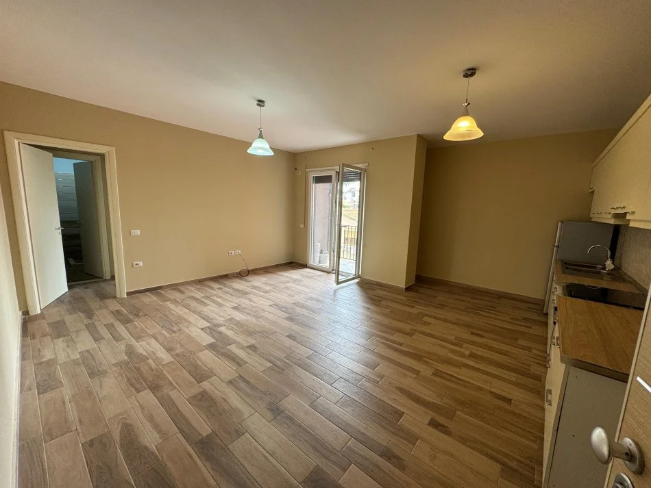 Tirane, shes apartament 1+1 Kati 3, 72 m² 147.000 € (stacioni i trenit)