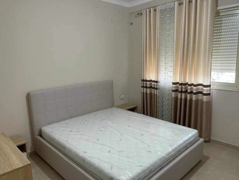 Durres,JEPET ME QERA apartament 2+1+Ballkon , (DURRES PRANE SHKOLLES PAVARSIA)