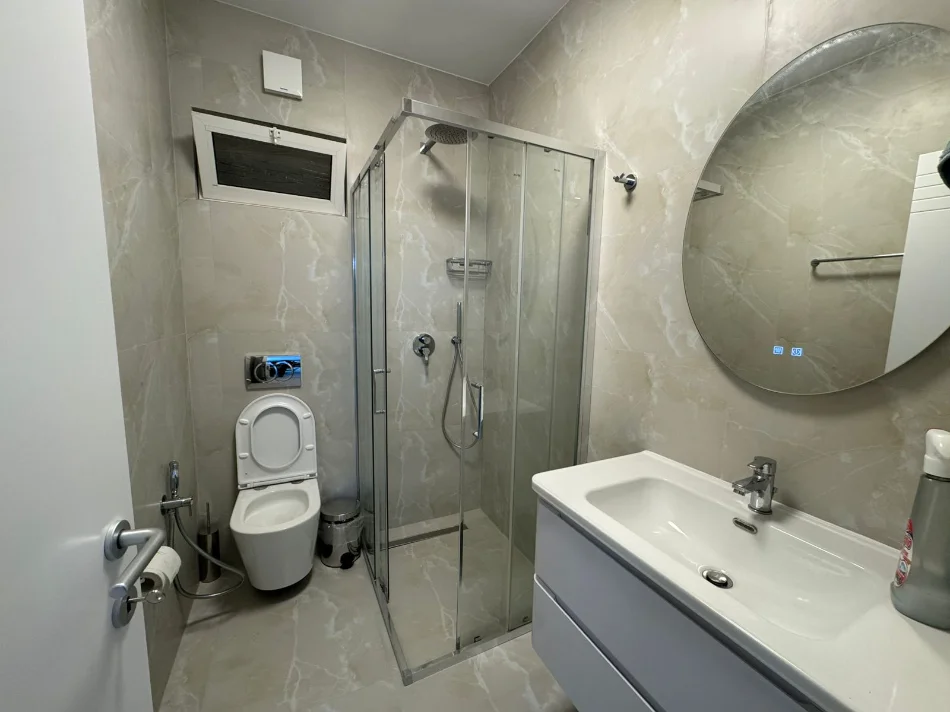 Tirane, jepet me qera apartament 3+1 Kati 3, 140 m² 1.400 € (Komuna e Parisit)