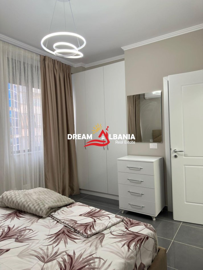 Tirane, jepet me qera 2+1 , 120 m² 800 €