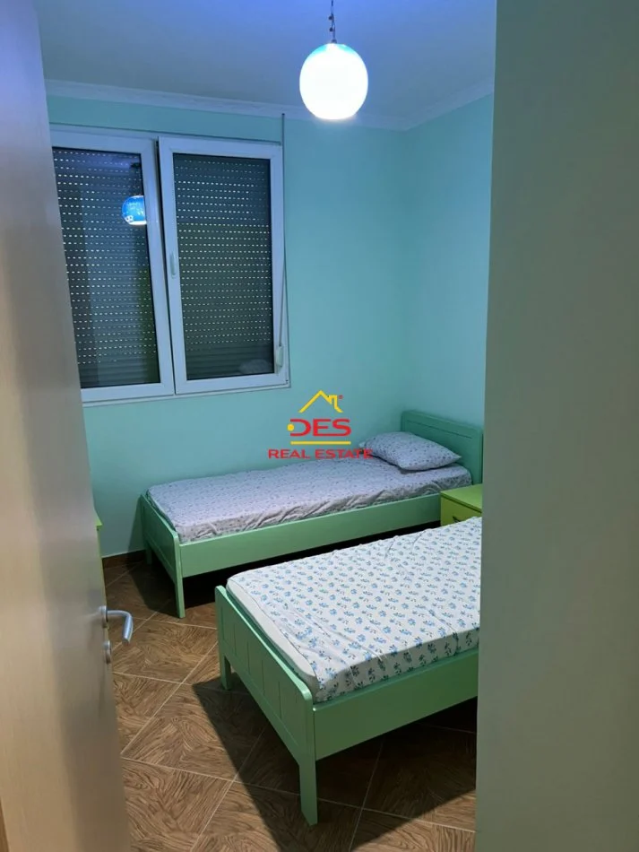 Vlore, jepet me qera apartament 2+1+Ballkon Kati 4, 95 m² 350 € (Rruga Sazani)