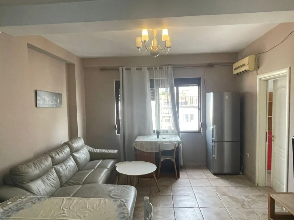 Tirane, jepet me qera apartament 3+1 Kati 6, 100 m² 700 € (Mine Peza)
