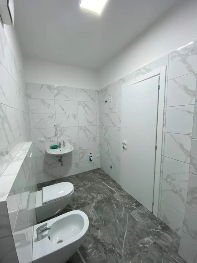 Super mundesi ....Tirane, jepet me qera apartament 3+1 Kati 1, 128 m² 450 Euro (Don Bosko)