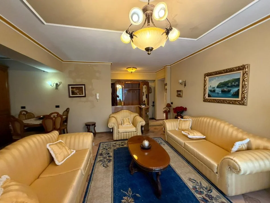 Tirane, jepet me qera apartament 2+1+Ballkon Kati 5, 900 € (Libri Universitar)