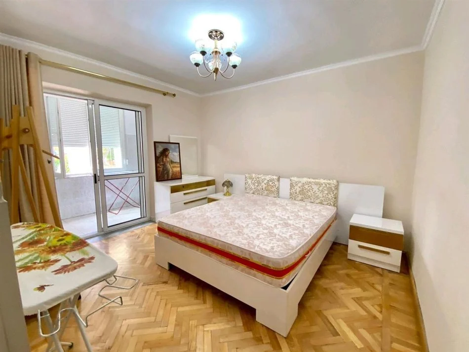 Tirane, jepet me qera apartament 2+1+Ballkon Kati 2, 85 m² 650 € (Rruga Fortuzi)