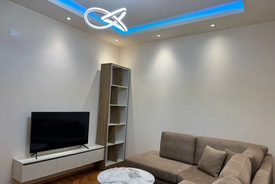 Tirane, jepet me qera apartament 1+1+Ballkon Kati 3, 74 m² 600 € (rruga e Dibres)